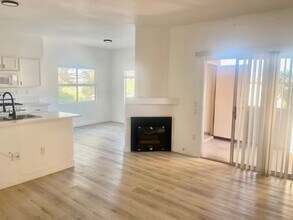 1050 E Cactus Ave, Unit 2017 in Las Vegas, NV - Building Photo - Building Photo