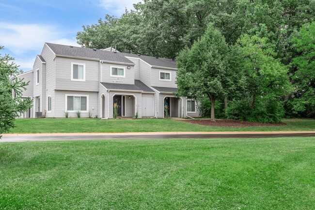 Oaks at Hampton Apartments in Rochester Hills, MI - Foto de edificio - Building Photo