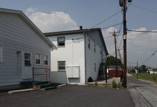 130-134 W Main St in Emmitsburg, MD - Foto de edificio - Building Photo