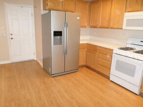 5005 Golondrina Way in Oceanside, CA - Foto de edificio - Building Photo