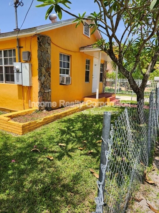 2257 NW 82nd St in Miami, FL - Building Photo