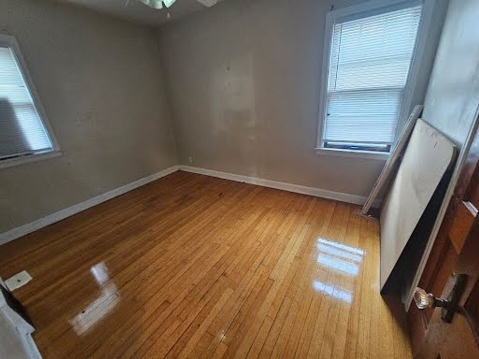 5437 N Bethmaur Ln-Unit -Lower in Glendale, WI - Building Photo