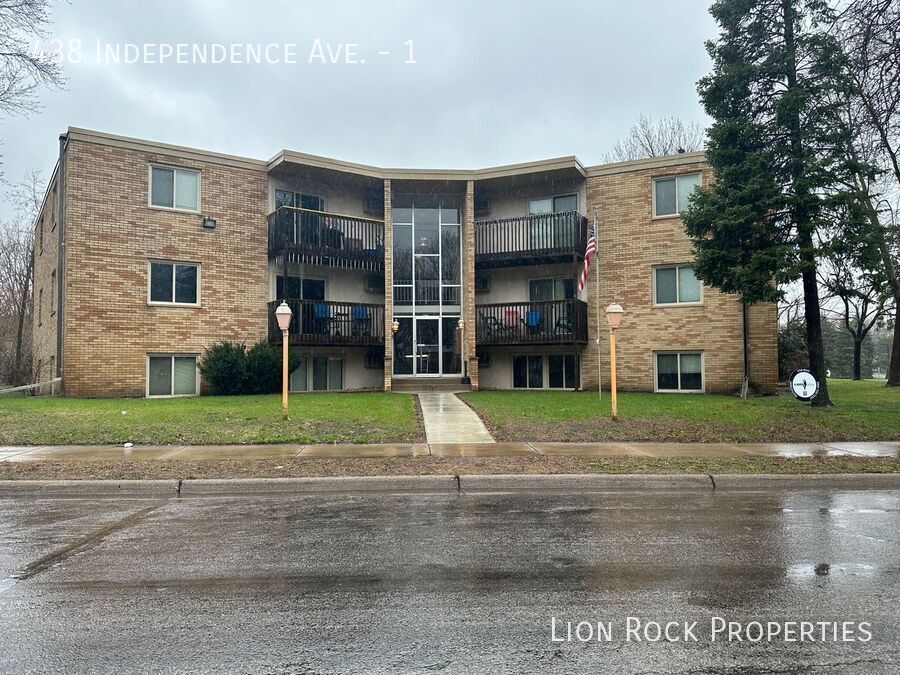 438 Independence Ave N in Champlin, MN - Foto de edificio