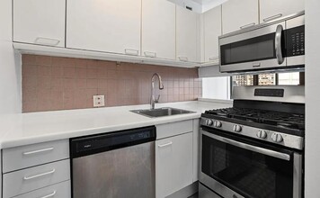 300 E 93rd St in New York, NY - Building Photo - Building Photo