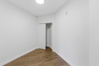 989 S Buchanan St, Unit #308 in Arlington, VA - Foto de edificio - Building Photo