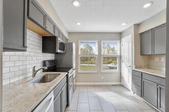 384 W Powell Rd in Powell, OH - Foto de edificio - Building Photo