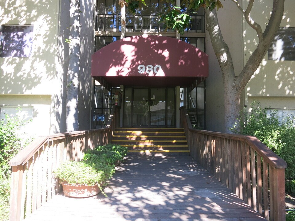 980 Kiely Blvd in Santa Clara, CA - Building Photo
