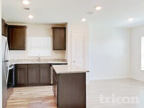 123 Switchback Hl Rd in Newark, TX - Foto de edificio - Building Photo