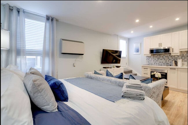 1364 Queen St E in Toronto, ON - Building Photo - Building Photo