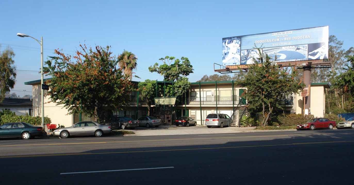 2762 W Broadway in Los Angeles, CA - Building Photo