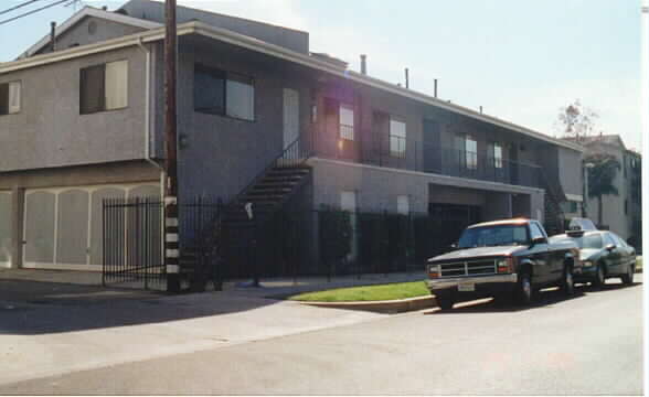 9218 Hindry Pl in Los Angeles, CA - Foto de edificio