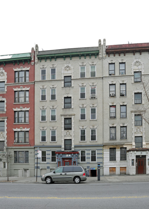 253 E Kingsbridge Rd in Bronx, NY - Building Photo