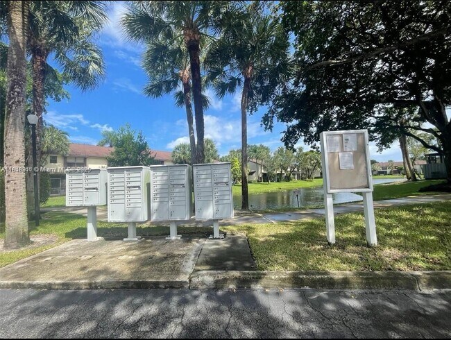 4541 Carambola Cir S in Coconut Creek, FL - Building Photo - Building Photo