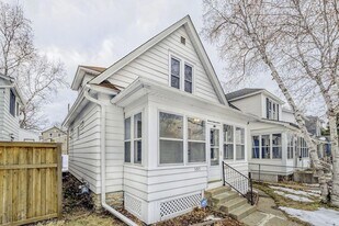 595 Hawthorne Ave E, Unit 4-401 in St. Paul, MN - Building Photo