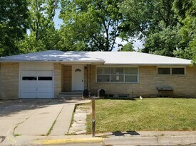 1836 Todd Rd in Manhattan, KS - Building Photo