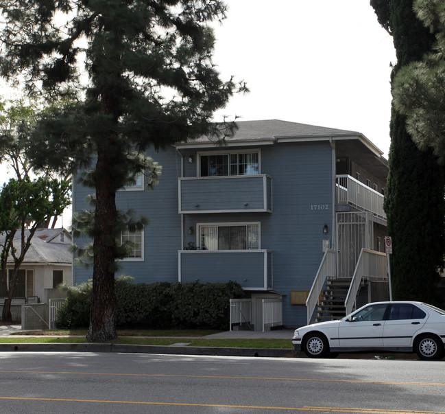 17102 Chatsworth St in Granada Hills, CA - Building Photo - Building Photo