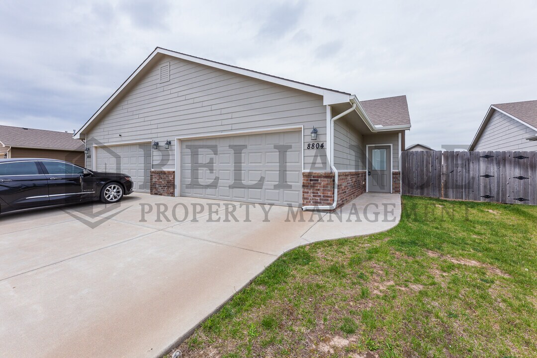 8804 E Chris St in Bel Aire, KS - Building Photo