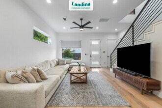 6300 Santos St-Unit -3.1377584 in Austin, TX - Foto de edificio - Building Photo