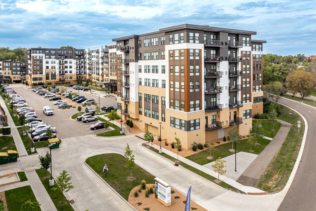 Bren Road Station 55+ Apartments in Minnetonka, MN - Foto de edificio