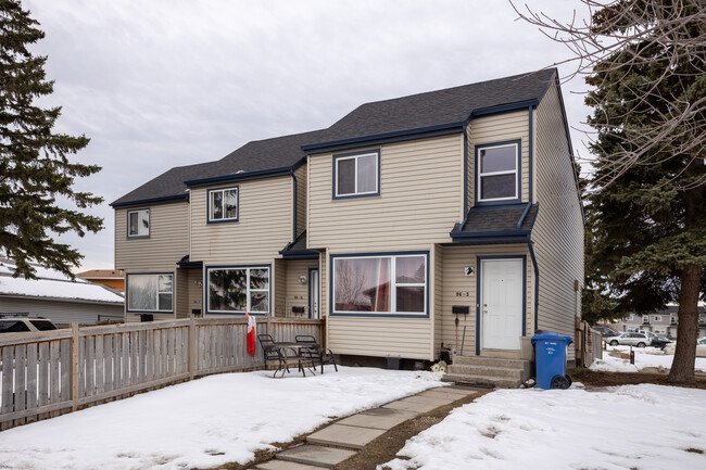4 Radcliffe Crt SE in Calgary, AB - Building Photo - Building Photo