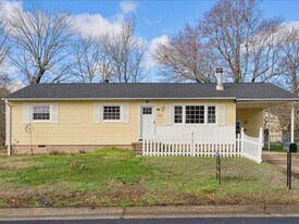 108 Tazewell Rd in Newport News, VA - Building Photo