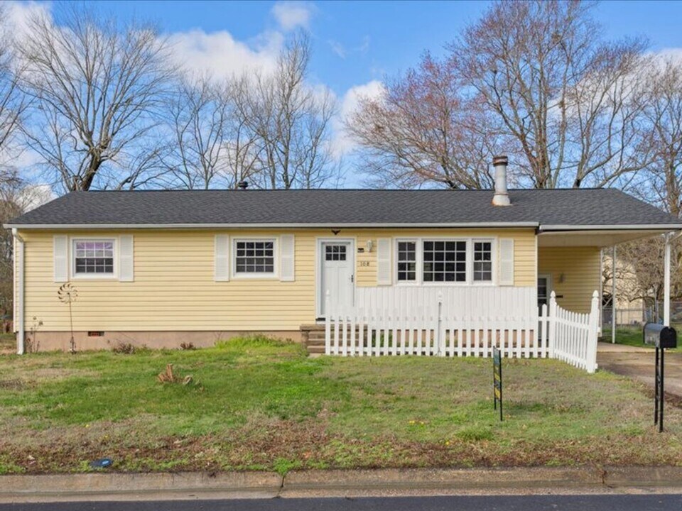 108 Tazewell Rd in Newport News, VA - Building Photo