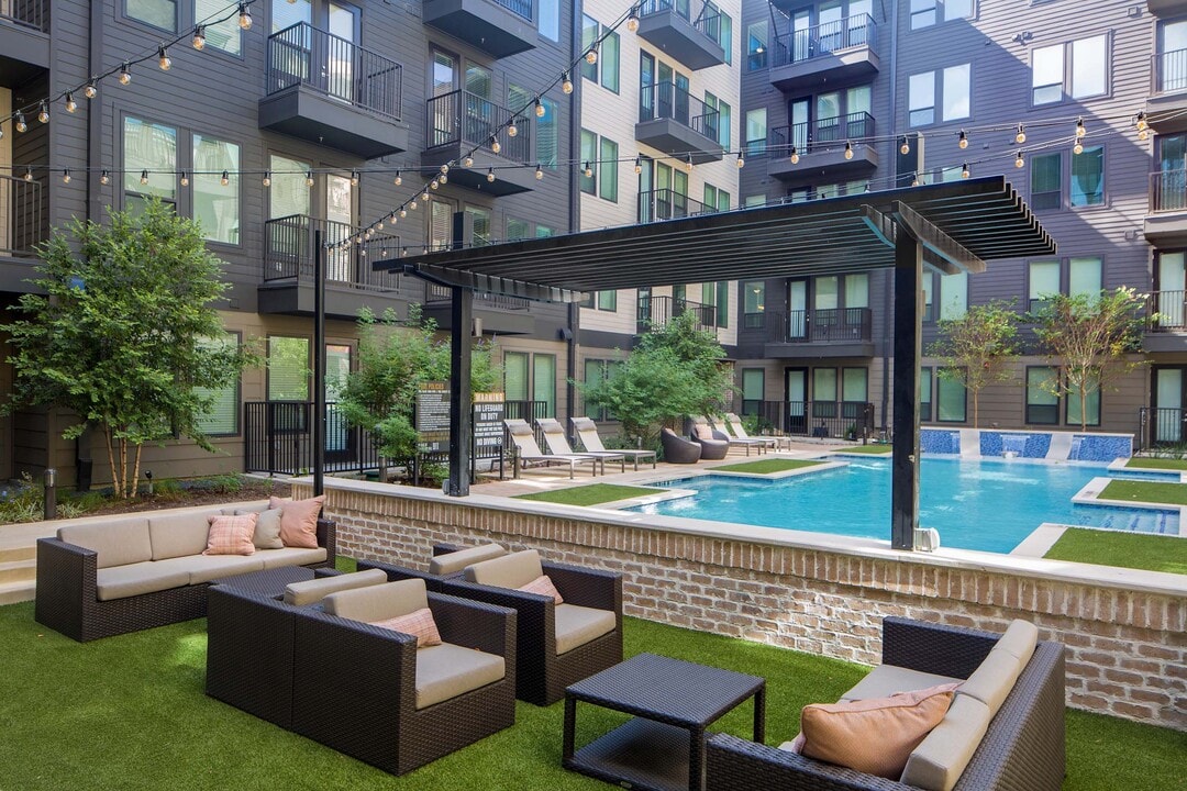 Amelia Farmers Market in Dallas, TX - Building Photo