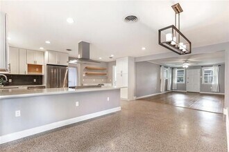 561 E William David Pkwy in Metairie, LA - Building Photo - Building Photo