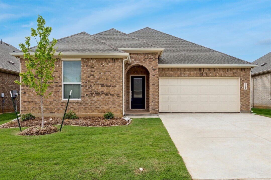 10004 Standardbred Dr in Providence Village, TX - Building Photo