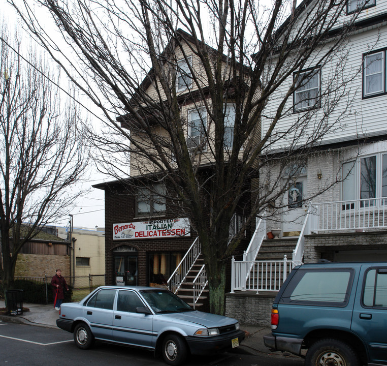 16 W 22nd St in Bayonne, NJ - Building Photo