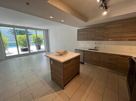 440 NE 34th St, Unit A4 in Miami, FL - Building Photo