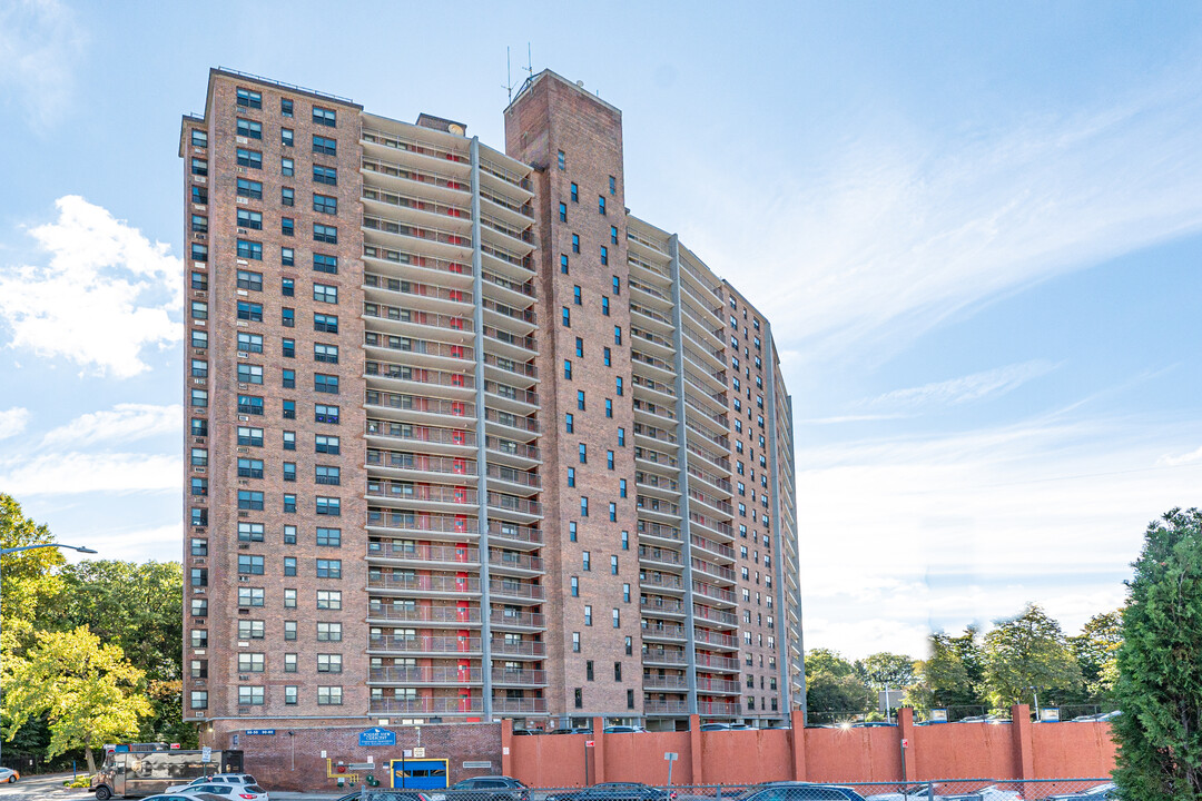 Forest View Crescent in Glendale, NY - Building Photo