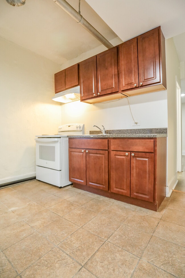 7445 N Greenview Ave, Unit 104