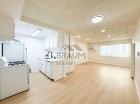 5461 Kester Ave, Unit 118 in Los Angeles, CA - Building Photo