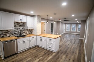 453 Abbott Rd, Unit Upper in Buffalo, NY - Building Photo