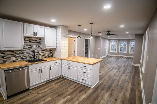 453 Abbott Rd, Unit Upper