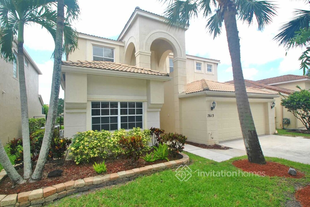 7613 Downwinds Ln in Lake Worth, FL - Foto de edificio