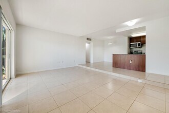 8950 SW 69th Ct, Unit 311 in Pinecrest, FL - Foto de edificio - Building Photo