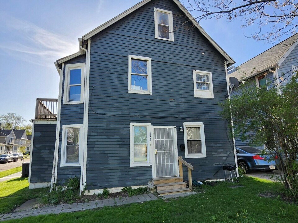 2033 W 98th St in Cleveland, OH - Building Photo