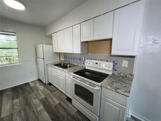 3221 NW 48th St-Unit -1 in Miami, FL - Building Photo - Building Photo