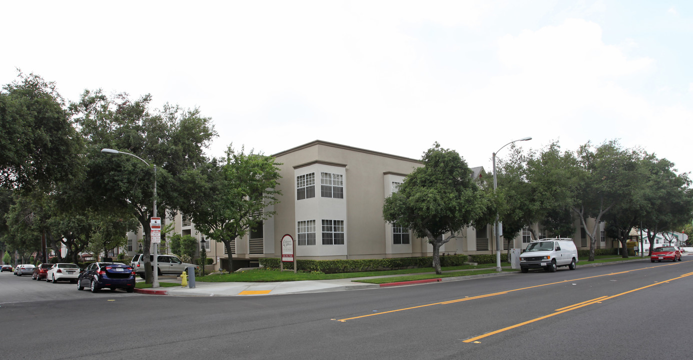 Oakmont Plaza in Alhambra, CA - Building Photo