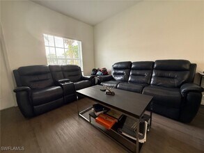 3305 Lisa Ln in Naples, FL - Foto de edificio - Building Photo