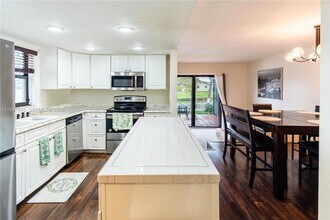 8980 Palm Tree Ln in Pembroke Pines, FL - Foto de edificio - Building Photo