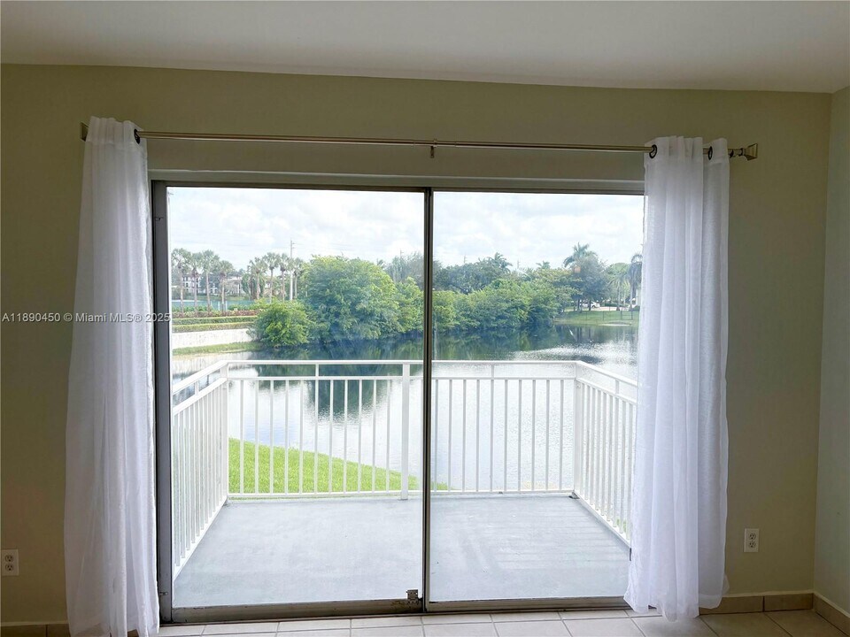 11250 SW 13th St in Pembroke Pines, FL - Building Photo