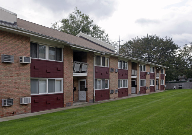 Suburbia Apartments in Farmingdale, NY - Building Photo - Building Photo