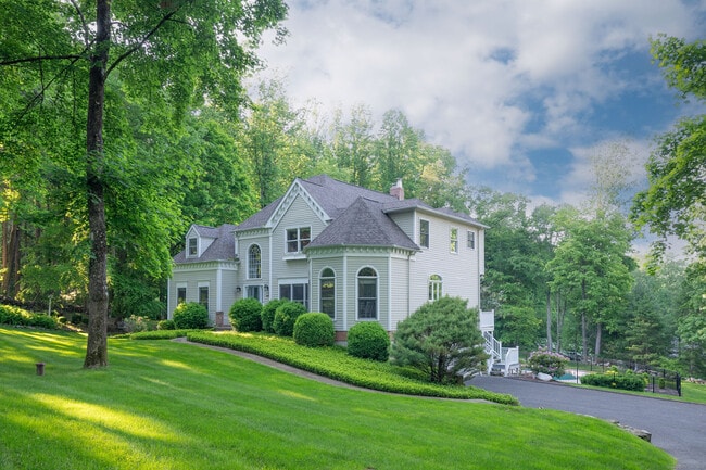 64 Riverford Rd in Brookfield, CT - Foto de edificio - Building Photo