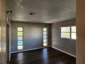 1627 Canal Ct in Tavares, FL - Foto de edificio - Building Photo