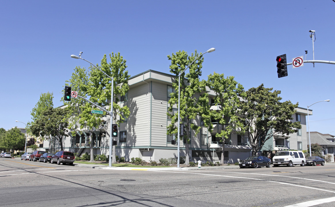 2077 Washington Ave in San Leandro, CA - Building Photo