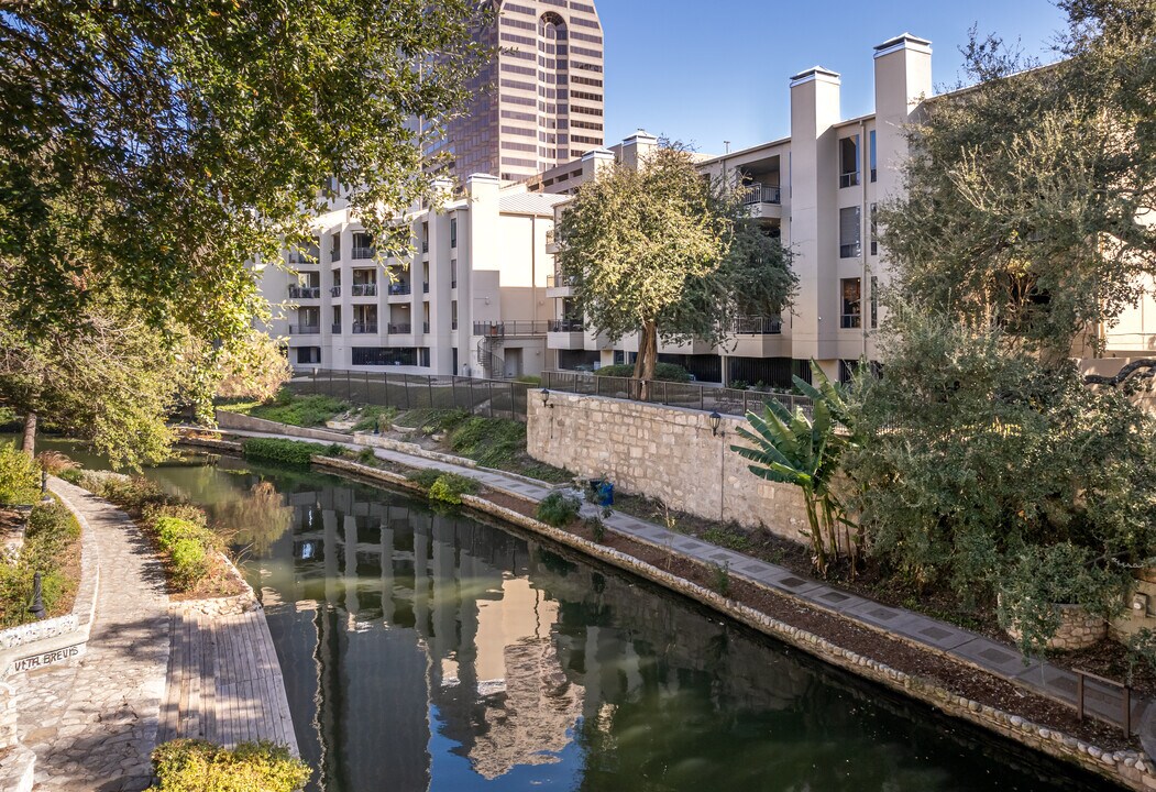 Left Bank Condominiums in San Antonio, TX - Foto de edificio