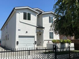 831 E 109th St in Los Angeles, CA - Building Photo